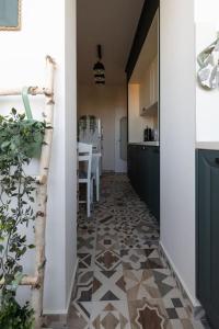 einen Flur mit Küche und Esszimmer in der Unterkunft Домът на Билкарката in Plowdiw