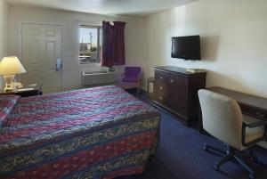 Llit o llits en una habitació de American Executive Inn Mesa