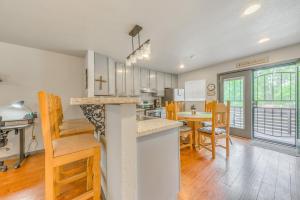Imagen de la galería de Condo Near Midtown Ruidoso with Furnished Deck!, en Ruidoso