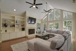 Μια τηλεόραση ή/και κέντρο ψυχαγωγίας στο 47 Off Shore- Dogs OK, Huge Outdoor Space & Private Pool, FREE Activities Included