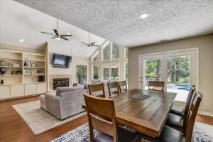 Η κουζίνα ή μικρή κουζίνα στο 47 Off Shore- Dogs OK, Huge Outdoor Space & Private Pool, FREE Activities Included