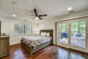 Ένα ή περισσότερα κρεβάτια σε δωμάτιο στο 47 Off Shore- Dogs OK, Huge Outdoor Space & Private Pool, FREE Activities Included +31 φωτογραφίες