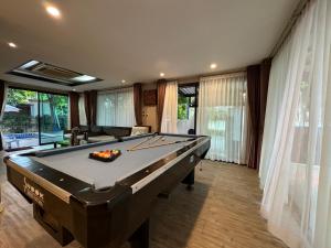 Τραπέζι μπιλιάρδου στο Baan Natcha Pool Villa City Center