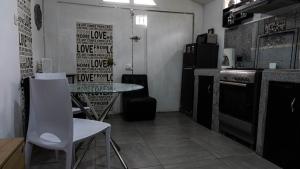 Η κουζίνα ή μικρή κουζίνα στο Beach Cabin Getaway +2 φωτογραφίες