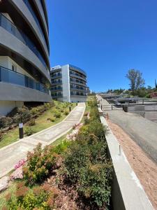 Venetto Village في فيلا باركيه سيكيمان: طريق فارغ امام مبنى