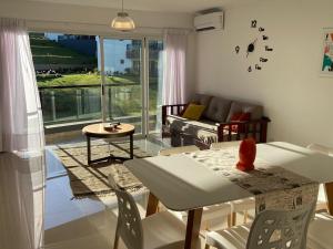 Venetto Village في فيلا باركيه سيكيمان: غرفة معيشة بها أريكة وطاولة