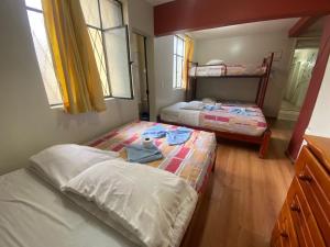 Rúm í herbergi á Andes Hostal