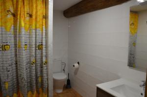 A bathroom at Mas de Bruquet Még 7 kép