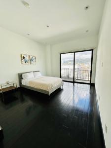 Кровать или кровати в номере Cool Apartment in West Hollywood