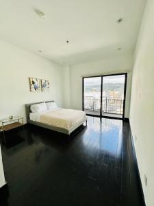 Кровать или кровати в номере Cool Apartment in West Hollywood +27 фотографий