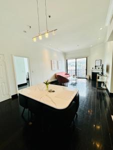 Телевизор и/или развлекательный центр в Cool Apartment in West Hollywood