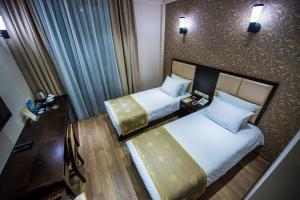Postel nebo postele na pokoji v ubytování Tbilisi Inn