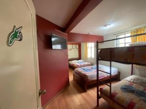 Rúm í herbergi á Andes Hostal
