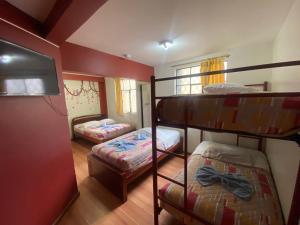 Rúm í herbergi á Andes Hostal