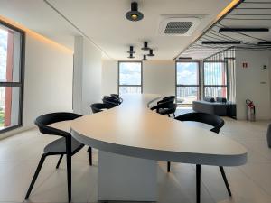 una sala conferenze con tavolo e sedie bianchi di Condomínio completo, vaga de Garagem e Conforto a 50m do Allianz Parque a San Paolo Altre 58 foto