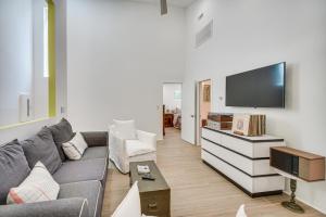 sala de estar con sofá gris y TV de pantalla plana en Private Residence Shared Oasis in Virginia Beach, en Virginia Beach