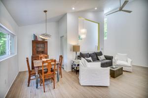 una sala de estar con un sofá y una mesa en Private Residence Shared Oasis in Virginia Beach, en Virginia Beach