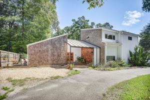 una casa con una pared de ladrillo y un garaje en Private Residence Shared Oasis in Virginia Beach, en Virginia Beach