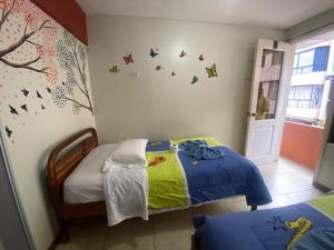 Rúm í herbergi á Andes Hostal