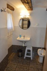 A bathroom at Mas de Bruquet