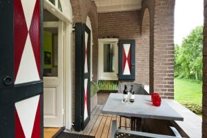 patio con tavolo, bottiglie e bicchieri di Villa Rozenhof ad Almen