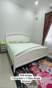 Ένα ή περισσότερα κρεβάτια σε δωμάτιο στο Homestay DSaring Pasir Puteh