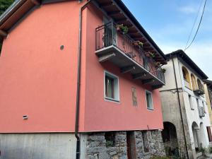 un edificio rojo con balcón en Casa Nonna Maria, en Calachina