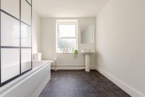 Ένα μπάνιο στο 2Bed by Jubilee Square Maidstone +16 φωτογραφίες