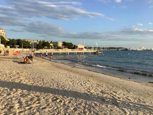 un gruppo di persone su una spiaggia vicino all'acqua di Location Studio de charme a Antibes Altre 6 foto