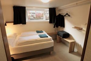 レイキャビクにあるMain street X-small, ensuite bathroom and own kitchenのベッドと窓のある小さな寝室