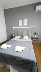 een groot bed met twee witte handdoeken erop bij Departamento SD in La Rioja