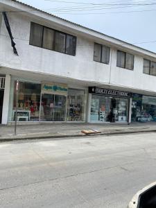 una tienda al lado de una calle en Apartamentos Laila y Zaida Centro, en San Andrés