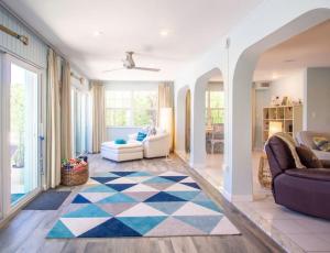 a living room with a checkered floor at Oceans Edge Retreat in Key Colony Beach +33 photos