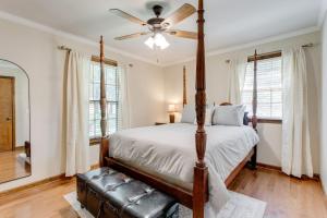 une chambre avec un lit et un ventilateur de plafond dans l'établissement Southall Cottage 3bd Serene Outdoor Space, à Franklin