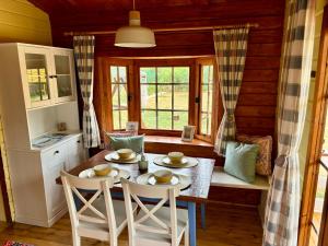 a kitchen with a table and chairs in a cabin at Szivike Vendégház in Ábrahámhegy