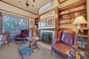 Χώρος καθιστικού στο Romantic Victorian Getaway The Fox
