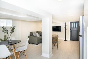 TV a/nebo společenská místnost v ubytování RentX Modern Suite - Near GO Hospital Parking