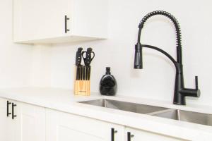 Kuchyň nebo kuchyňský kout v ubytování RentX Modern Suite - Near GO Hospital Parking