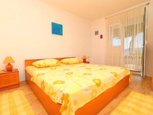 - une chambre avec un lit doté de draps jaunes et une fenêtre dans l'établissement Apartments Stipo - Comfort One Bedroom Apartment with Terrace and Sea View A1, à Drače