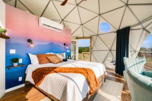 Ένα ή περισσότερα κρεβάτια σε δωμάτιο στο Faraway Geodome with Views