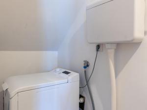 une petite cuisine avec un réfrigérateur blanc et un réservoir d'eau dans l'établissement Holiday Home Anima Maris- Duplex Two Bedroom Holiday Home with Terrace and Sea View, à Ston