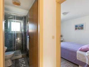 La salle de bains est pourvue d'une douche, d'un lit et de toilettes. dans l'établissement Holiday Home Anima Maris- Duplex Two Bedroom Holiday Home with Terrace and Sea View, à Ston 37 autres photos