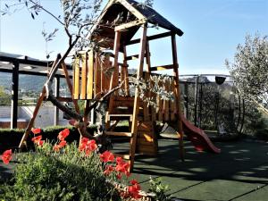 克利斯Villa Manda Korina - Three-Bedroom Villa with Private Pool的花园里有滑梯的木制游乐场