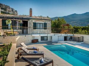 克利斯Villa Manda Korina - Three-Bedroom Villa with Private Pool的带游泳池和房子的别墅