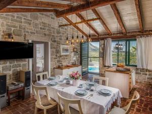 克利斯Villa Manda Korina - Three-Bedroom Villa with Private Pool的厨房兼餐厅，配有桌椅