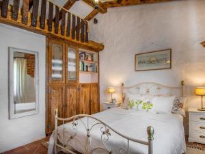 克利斯Villa Manda Korina - Three-Bedroom Villa with Private Pool的房间里有一张白色床的卧室 更多66张照片