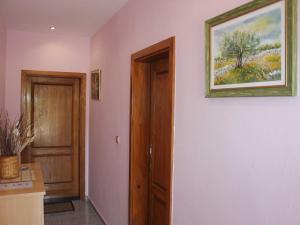 a hallway with a door and a picture on the wall at Guest House San Antonio-Comfort One Bedroom Apartment with Balcony no 1 in Ploče