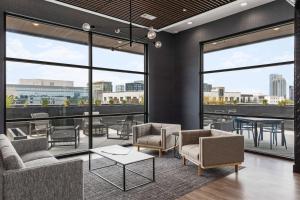 Istumisnurk majutusasutuses Chic Music Row Condo Rooftop Deck with City View Gym Office and More