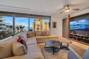 TV a/nebo společenská místnost v ubytování New PH style 3BD on Medano Beach