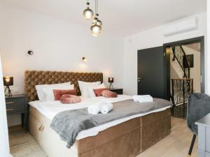 una camera da letto con un letto grande con due asciugamani sopra di Villa La Ze - Three Bedroom Villa with Swimming Pool a Rogoznica (Rogosnizza) Altre 37 foto